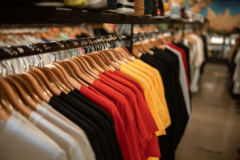 Custom wardrobe organizer with neatly hanging clothes and accessories